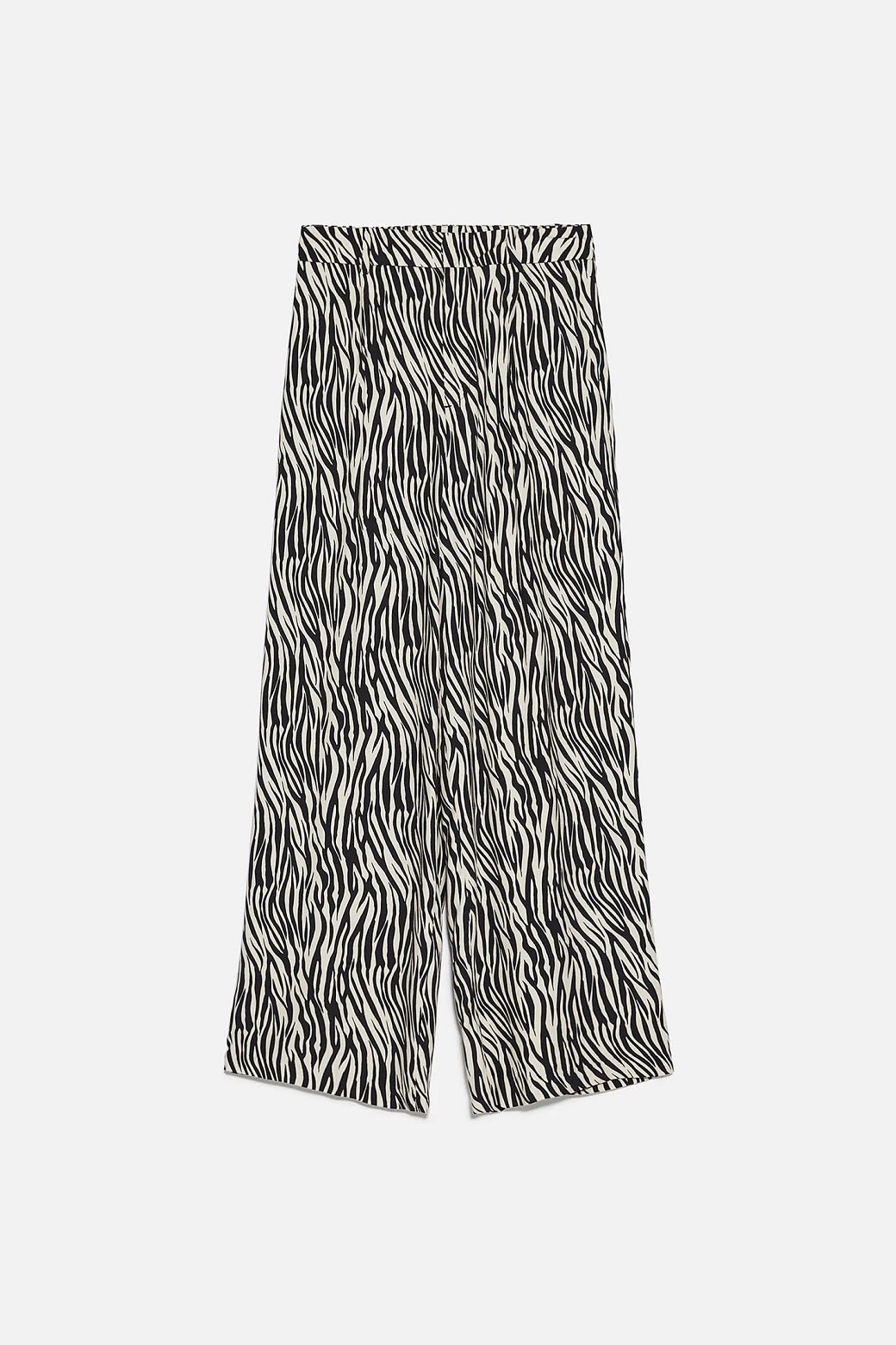 Sí, el estampado de cebra se ha hecho con el trono de las tendencias este verano. Con estos pantalones de Zara irás a la última. (29,99 euros).