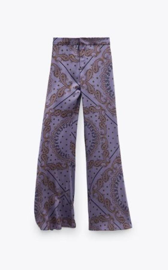 Pantalones de corte flare estampados en tonos lilas, de Zara (29,95 euros).