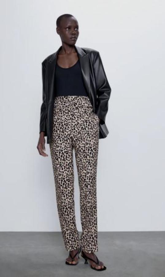 Aún quedan cositas que rascar en las rebaja sy estos pantalones de Zara con estampado de leopardo lo demuestran. ¡Y son un verdadero chollo! (7,99 euros).