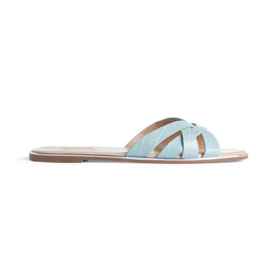 Sandalias tipo mule en color azul pastel (8 euros).