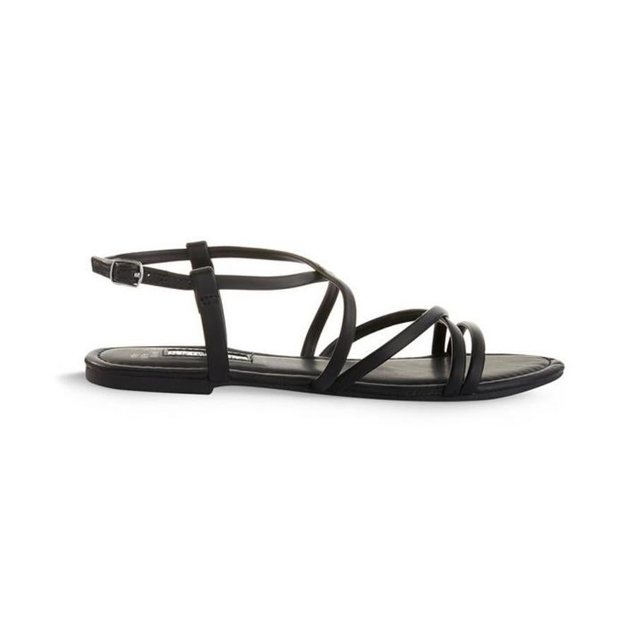 Sandalias negras de tiras finas (8 euros).