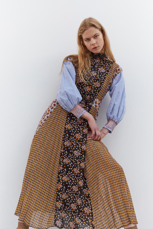 Vestido patchwork con diferentes estampados, de las rebajas de verano de Sfera. Su precio rebajado es de 29,99; en temporada, costaba 49,99 euros.