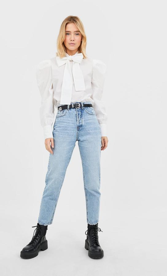 No necesitas más que un vaquero, una sandalia y esta blusa con lazo, que vale 9,99 euros y está disponible, además de en blanco, en azul celeste y negro para lucir sencillamente perfecta.