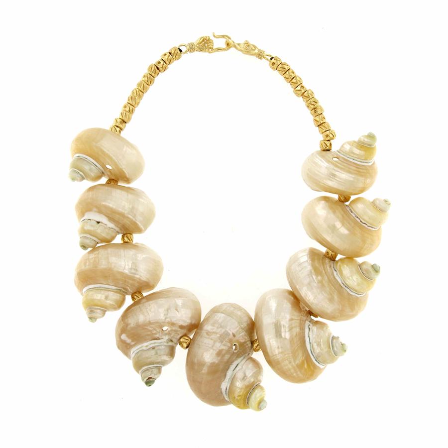 Collar 'Astraea' bañado en oro amarillo con caracolas naturales engarzadas a mano, de Cleopatra's Bling (269 €).