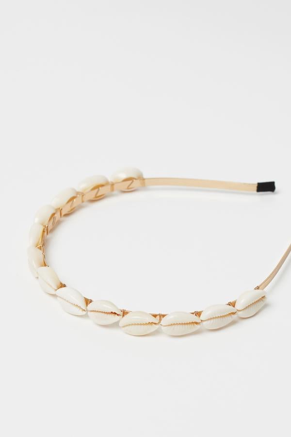 Diadema metálica con conchas, de H&M (4,99 €)