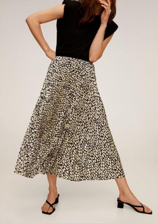 Falda plisada estampada de largo midi, de las rebajas de verano de Mango. En temporada, costaba 29,99 euros y después de aplicarle el descuento, 22,99.