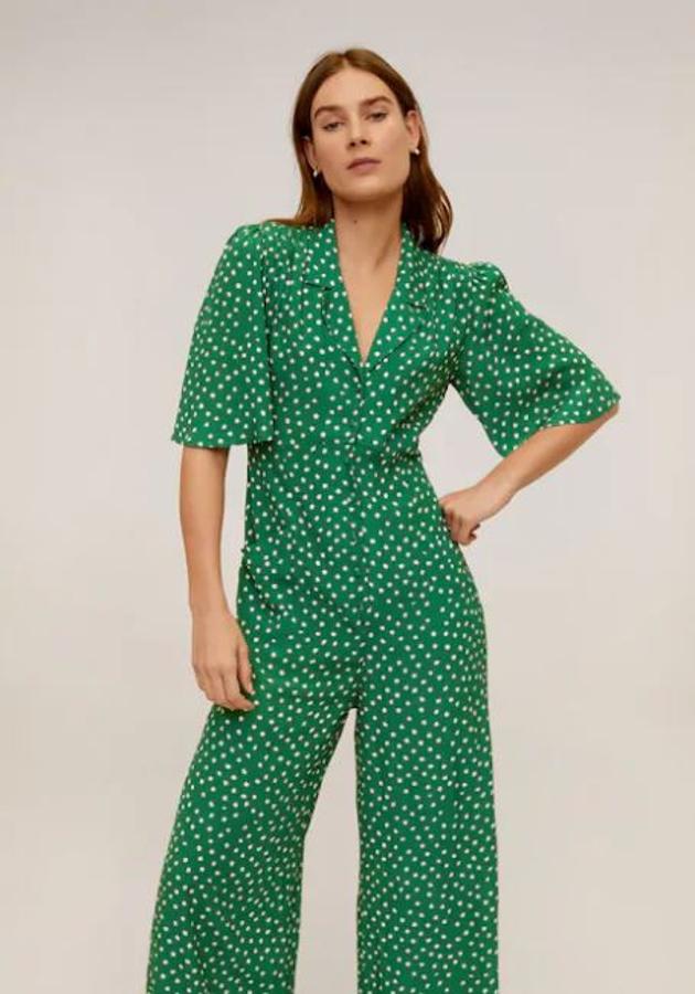 Mono verde de lunares, de manga corta con hombreras, de las rebajas de verano de Mango. Su precio actual es de 29,99; costaba 39,99 euros.