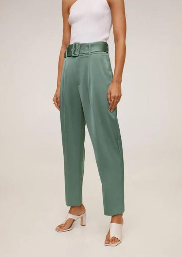 Pantalón satinado verde menta, con cinturón del mismo tejido, de las rebajas de verano de Mango. En temporada costaba 39,99 euros y con descuento está en 19,99.