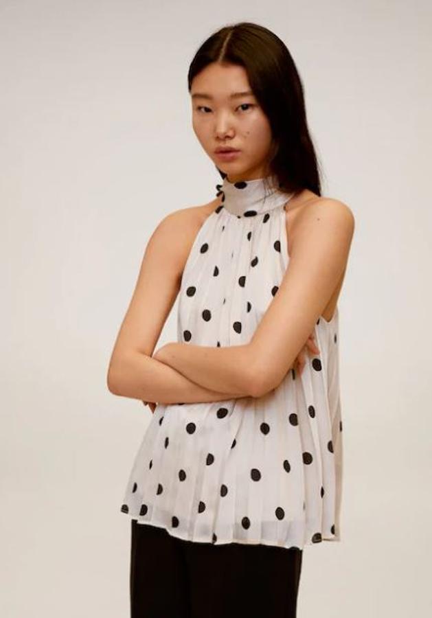 Top plisado de lunares, de las rebajas de verano de Mango. Su precio en rebajas es de 19,99 euros; en temporada costaba 29,99 euros.