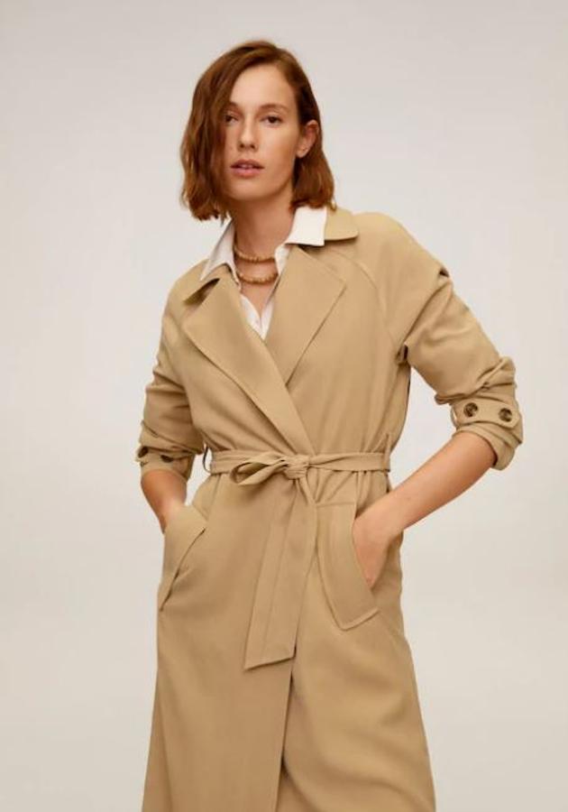 Trench fluido oversize camel, de las rebajas de verano de Mango. Cuesta 29,99 euros y en temporada estaba en 59,99.