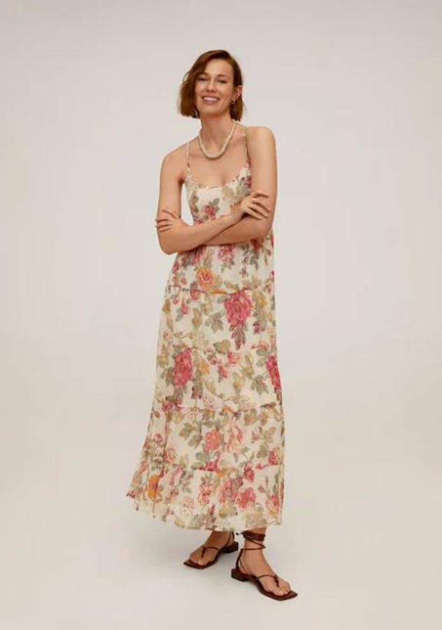 Vestido largo de flores, de las rebajas de verano de Mango. En temporada costaba 49,99 euros y se ha quedado en 39,99 euros.
