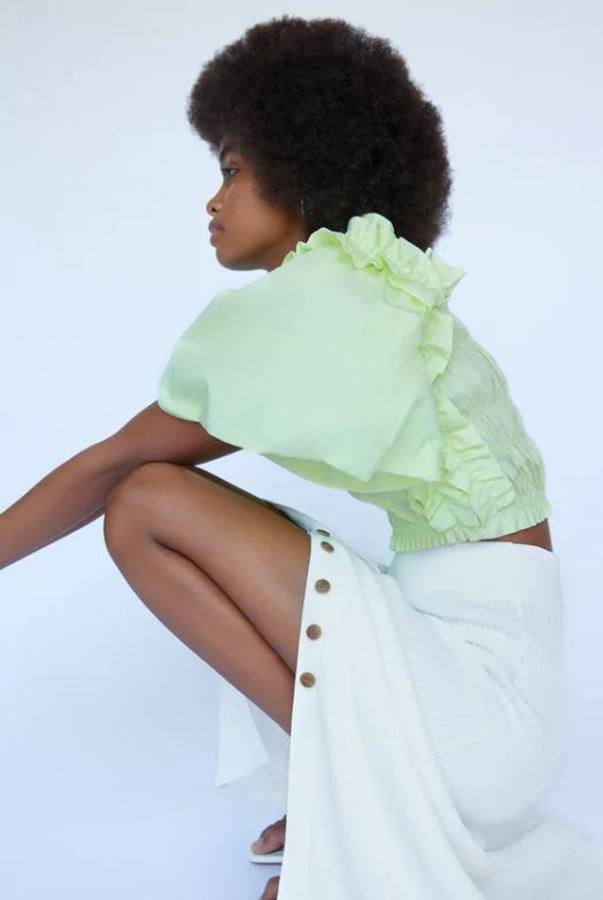 No sabemos si nos gusta más el color lima de este cuerpo corto de escote recto amplio y manga corta abullonada, el detalle tejido tipo nido de abaje y volantes o que sea o que forme parte de los productos Join life de Zara, que busca que sus productos sean lo más sostenibles posible. Tiene un precio de 19.95 euros.