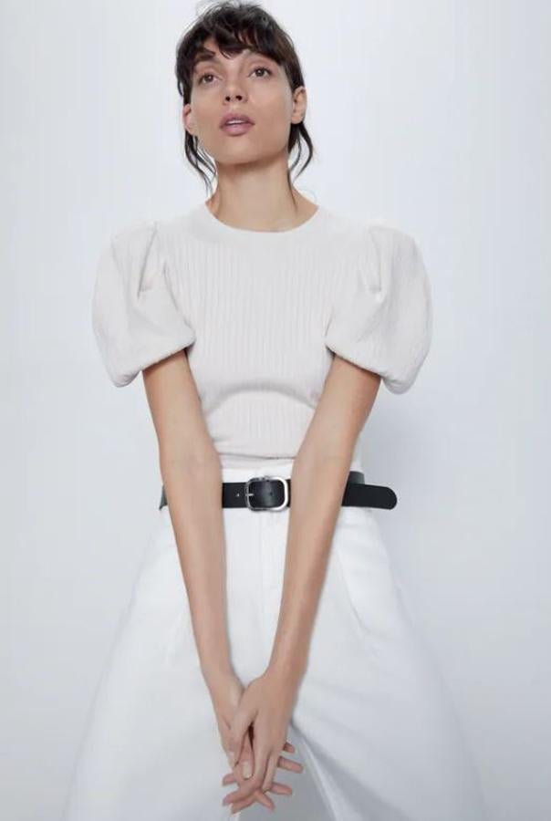 Sencillo, con cuello redondo y manga corta amplia, este top crudo -pieza compatible con gran parte de tu armario- cuesta 17,95 euros.