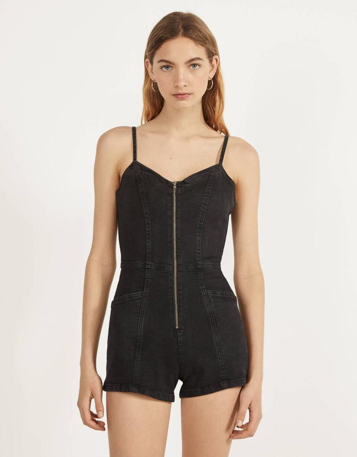 Para las fanáticas del denim, Bershka tiene este mono corto tejano con tirante fino y escote de pico. Con cierre de cremallera frontal, cuesta 22,99 euros y está disponible en las tallas XS, S, M y L.