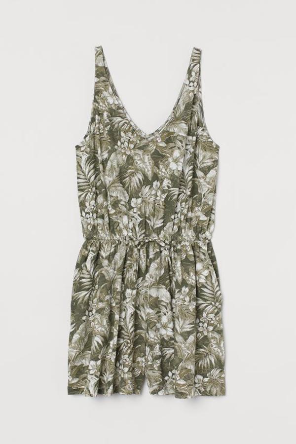 Otra de las propuestas de H&M es este mono corto en punto suave de mezcla de algodón y modal con escote de pico pronunciado delante y detrás. En color caqui con estampado de hojas cuesta 14,99 euros y está disponible entre las tallas XS y L.