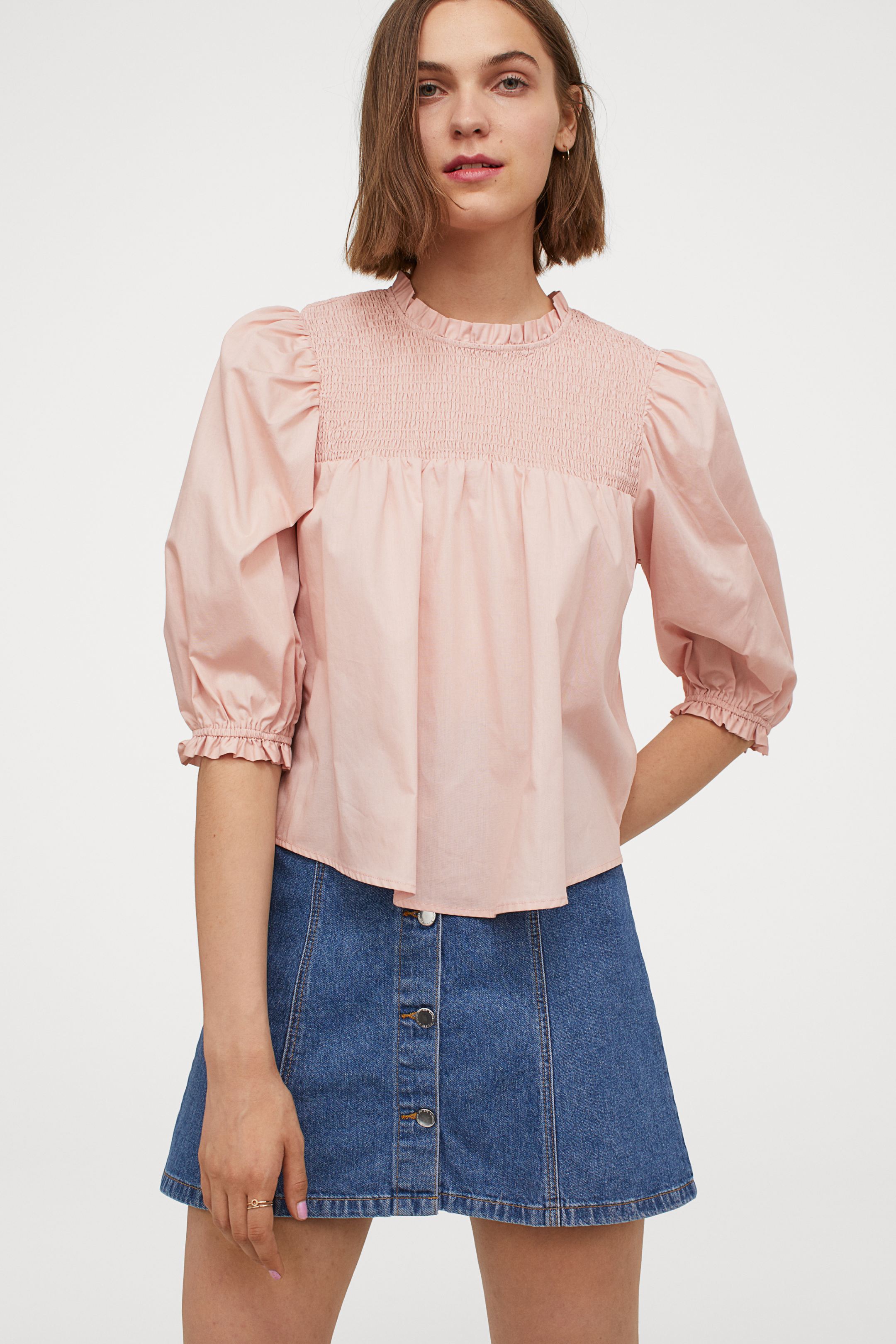 En rosa pastel con panel fruncido y mangas abullonadas. En H&M por 24,99 euros).