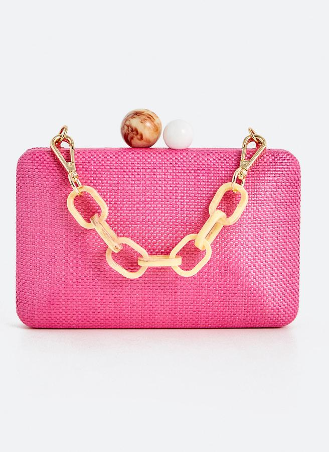 Formato cofre de mano, en rafia trenzada con cierre de boquilla y asa de maxicadenas.