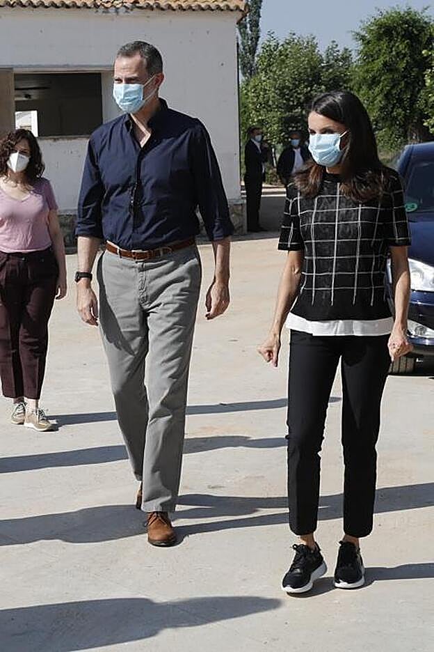 Letizia llevó unas zapatillas de deporte a una visita a un centro de transporte en Coslada.