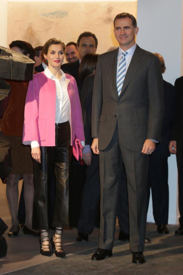 Doña Letizia demostró que es una monarca moderna con este look con pantalones de efecto piel que llevó a la Feria ARCO en 2016.
