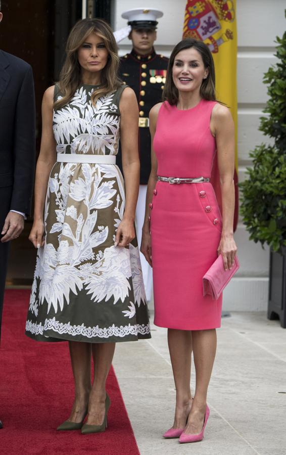 El encuentro de Doña Letizia con Melania Trump en 2018 fue uno de los más esperados. La Reina demostró que sabe escoger a la perfección sus looks con este vestido midi de Michael Kors que usó la esposa de Trump un año antes y en color azul.