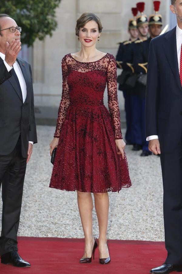 Letizia triunfó en París durante una cena de gala con este vestido granate de inspiración goyesca de Felipe Varela.