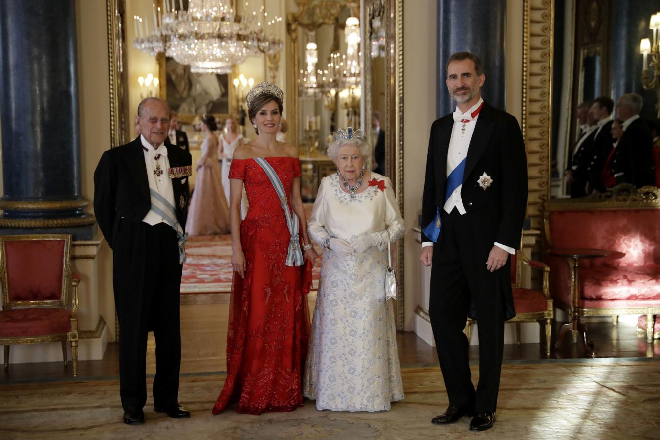 La Reina Letizia volvió a apostar por el rojo en su visita al Buckingham Palace en 2017. Lució este vestido largo con bordados y escote bardot de Felipe Varela.