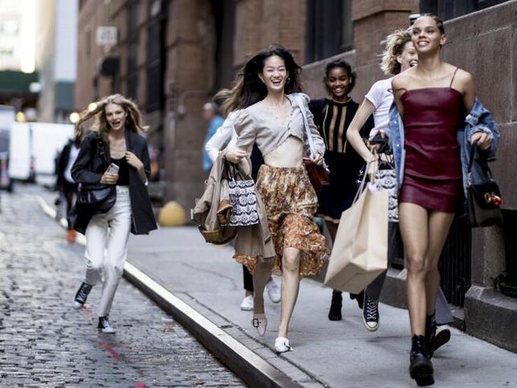 Fotos: 11 básicos de armario de Lefties y Bershka rebajados que te solucionarán los looks de verano