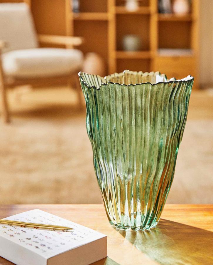 Muy setentero y perfecto para ese ramo de peonías que vas a meter dentro. Cuesta 29,99 euros en Zara Home.