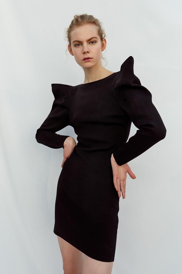 Vestido corto de manga larga abullonada y gran escote trasero (15,99 euros).