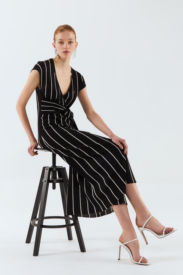 Vestido minimalista con un patrón tipo batín y estampado de rayas (19,99 euros).