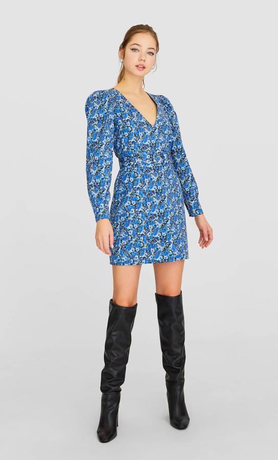 Vestido de flores azul con manga larga, (14,99 euros).