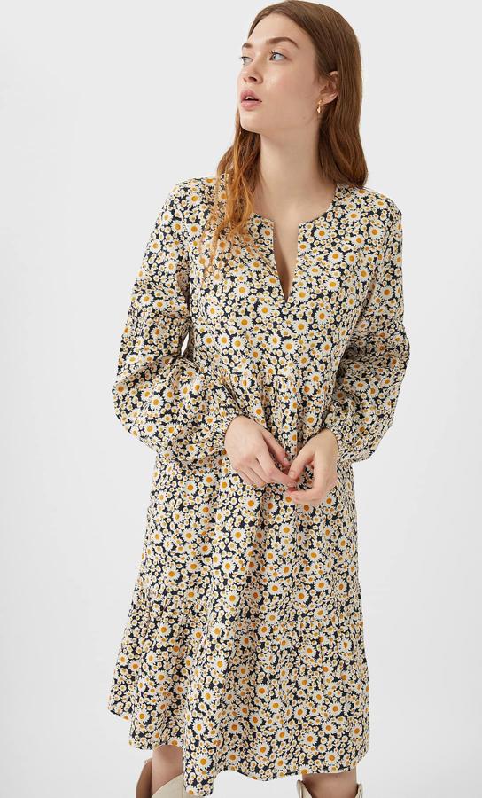 Vestido midi con estampado de margaritas, (14,99 euros).