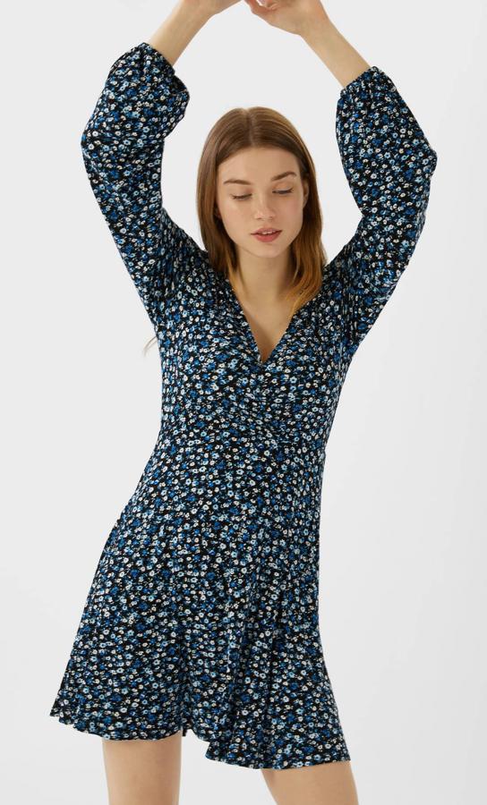 Vestido con escote pico y manga larga, (11,19 euros).