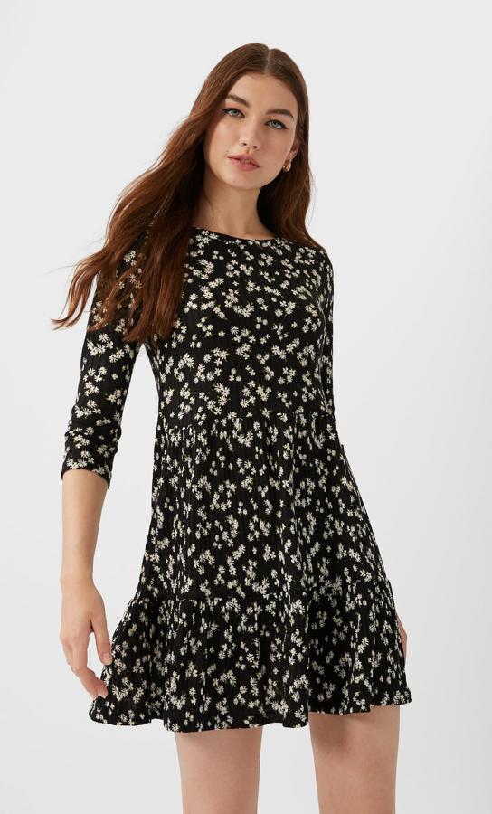 Mini vestido negro con manga francesa, (8,99 euros).