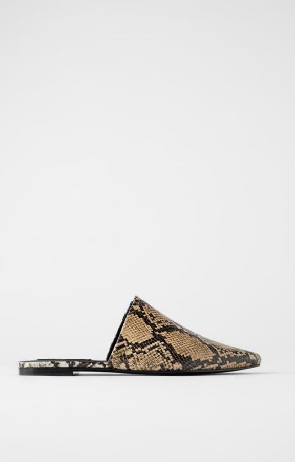 Mules de estampado serpiente, (15,99 euros).