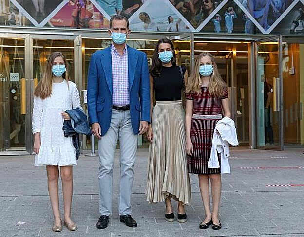 La princesa Leonor comparte marca favorita con su madre, la reina Letizia. Se trata de Hugo Boss, que firma el vestido que llevó el viernes a los Teatros del Canal.