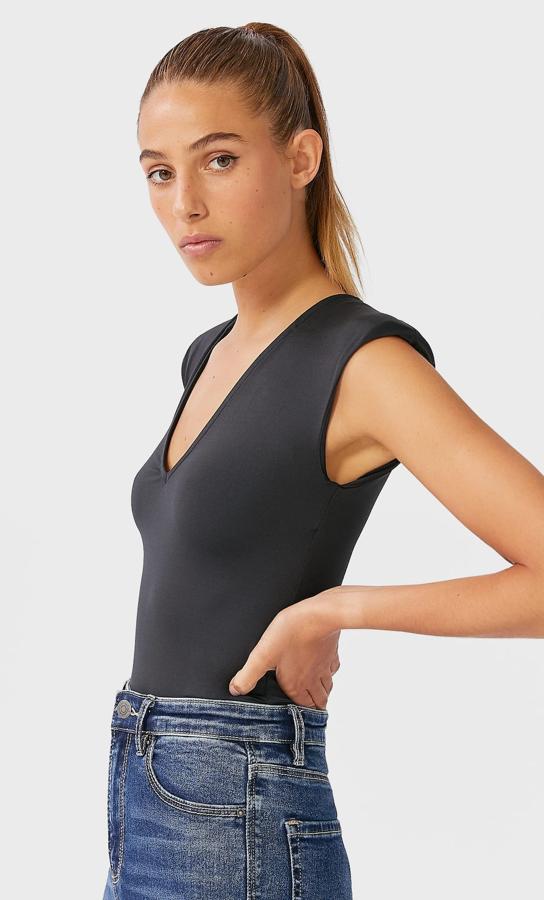 Body de escote pico y manga sisa con detalle de hombreras. Cierre en bajo con botones a presión (Stradivarius, 15,99 euros).