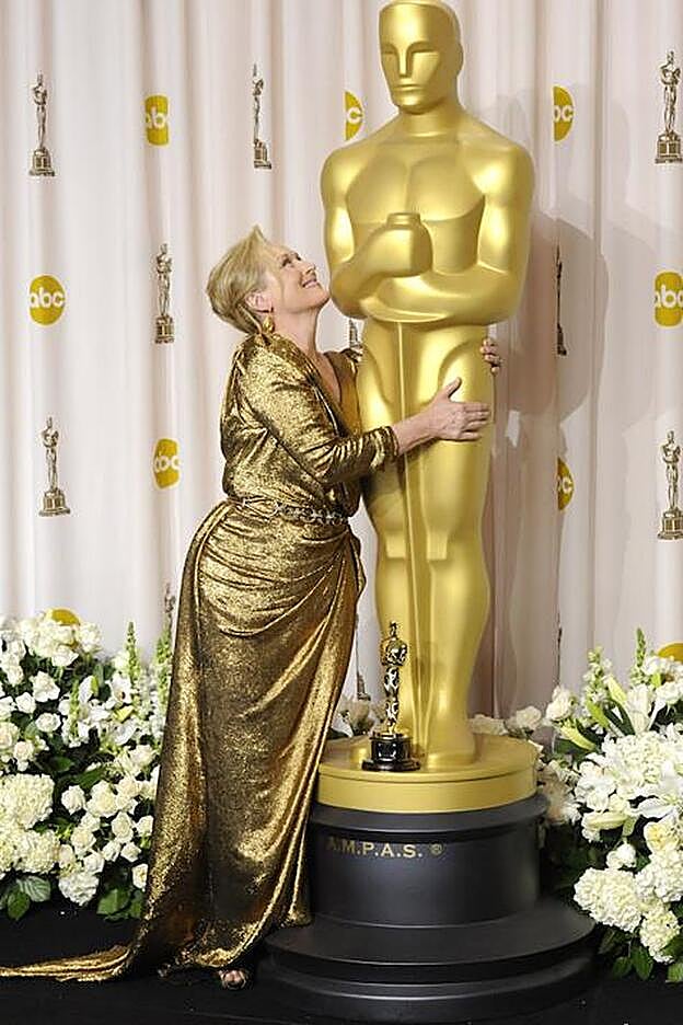 La actriz se vistió de Oscar para recoger su Oscar en 2011, por interpretar a Margaret Thatcher en "La dama de hierro".