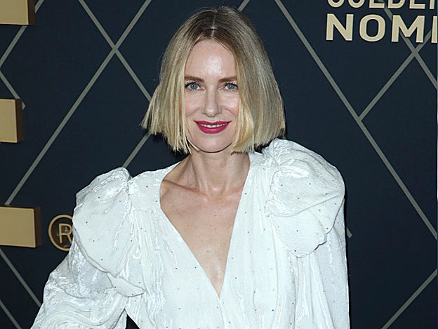 Naomi Watts sustituyó las ondas trabajadas por el cabello liso para parecer más joven.