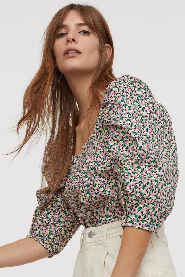 Blusa de flores con mangas abullonadas rebajado a 12,99 euros.