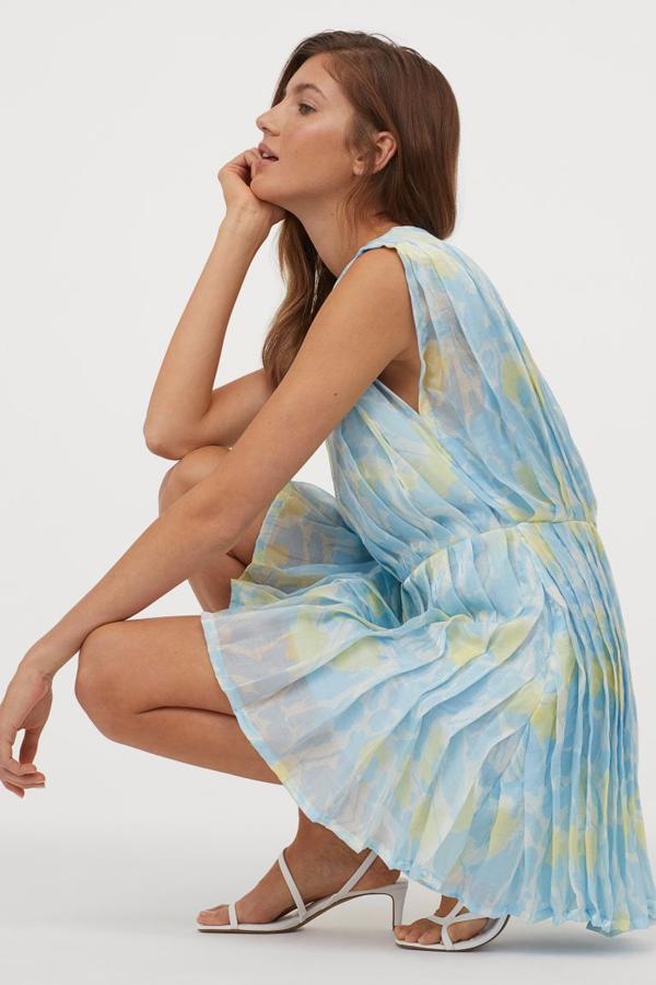 Minivestido plisado en tonos azules y amarillos rebajado a 34,99 euros.