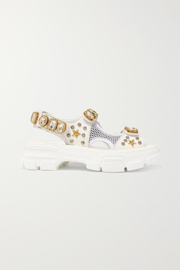 En goma blanca con aplicaciones de cristales y bordados dorados, de Gucci (980 €).