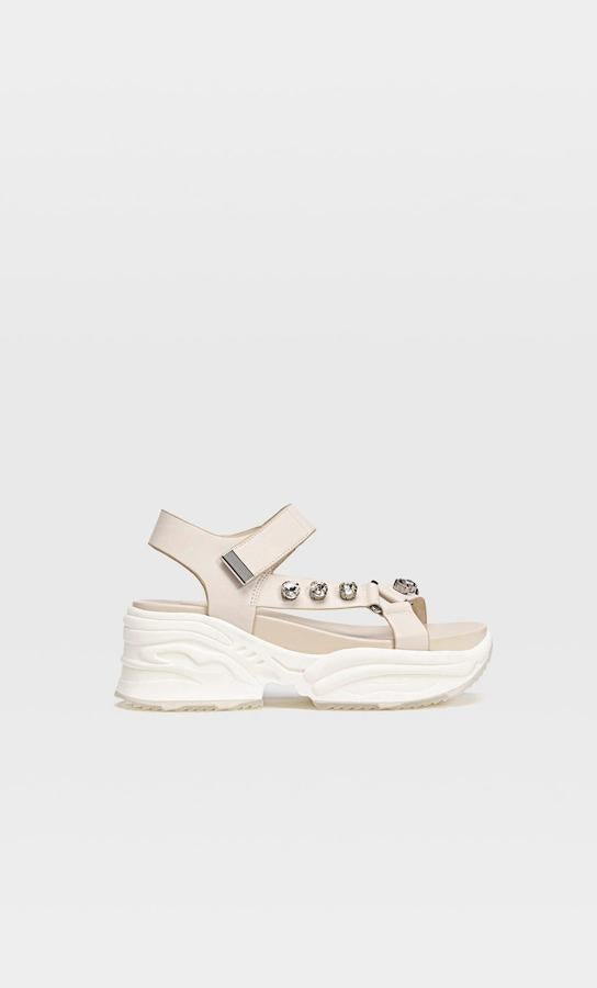 Con suela deportiva extragrande y cristales transparentes aplicados en las tiras, de Stradivarius (35,99 €).