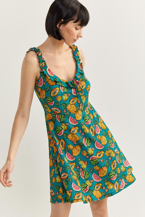 Vestido de tirantes con estampado de frutas que puedes comprar  aquí  por 15,99 euros.