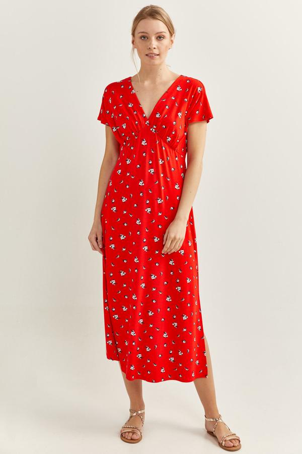 Vestido midi en color rojo con estampado de flores que puedes comprar  aquí  por 9,99 euros.