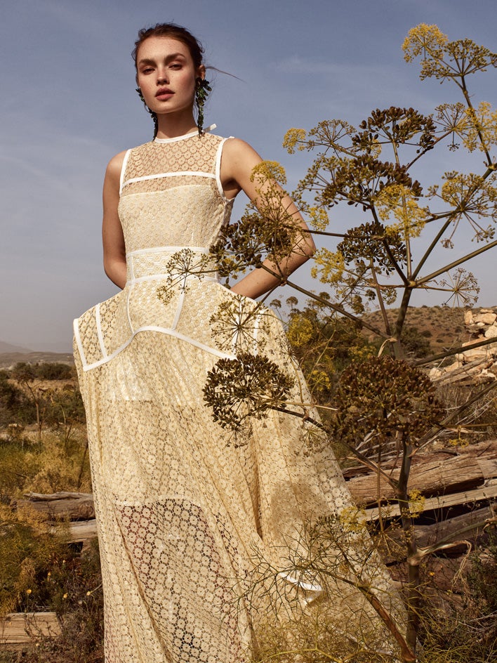 En la página anterior, vestido de Loewe y pendientes de Verbena Madrid.