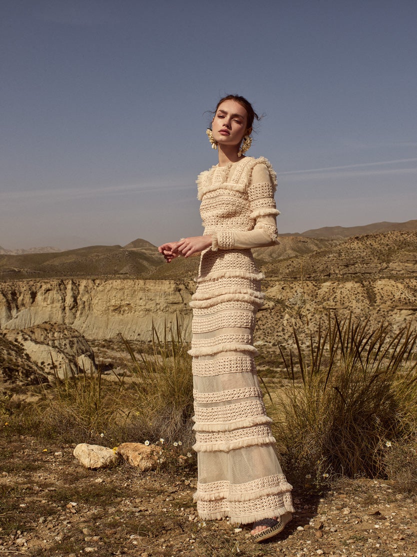 Vestido largo de Teresa Helbig, pendientes de Verbena Madrid y sandalias de Mascaró.