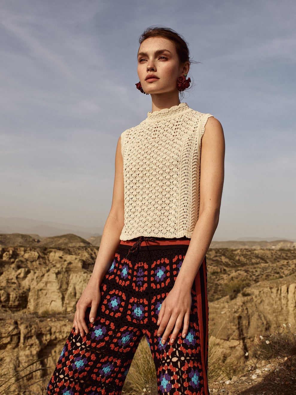 Top de Pinko, pantalones de Desigual y pendientes de Verbena Madrid.