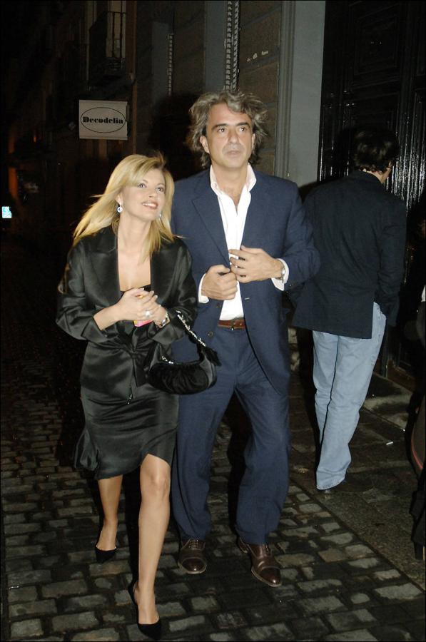 Poco después, y también durante aproximadamente un año, Terelu Campos empezaba una relación con el empresario Carlos Agrelo. La distancia (él residía en su tierra natal) fue la culpable de que la cosa no llegara a mayores.