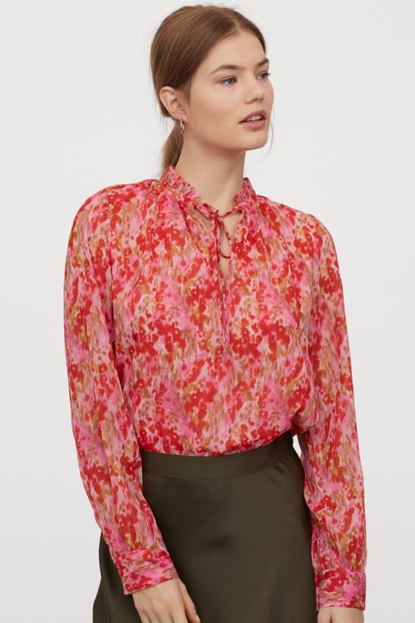 Esta blusa en gasa vaporosa con cuello plisado de H&M tiene abertura de pico en el escote con tiras de anudar y mangas largas con botones en los puños. Viene con forro y de 29,99 euros ha pasado a costar 11,99 euros. Todavía la podemos encontrar entre las tallas 32 y 50.